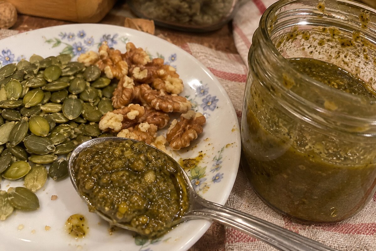 Pepitas, nueces y mezcla casera junto a un frasco